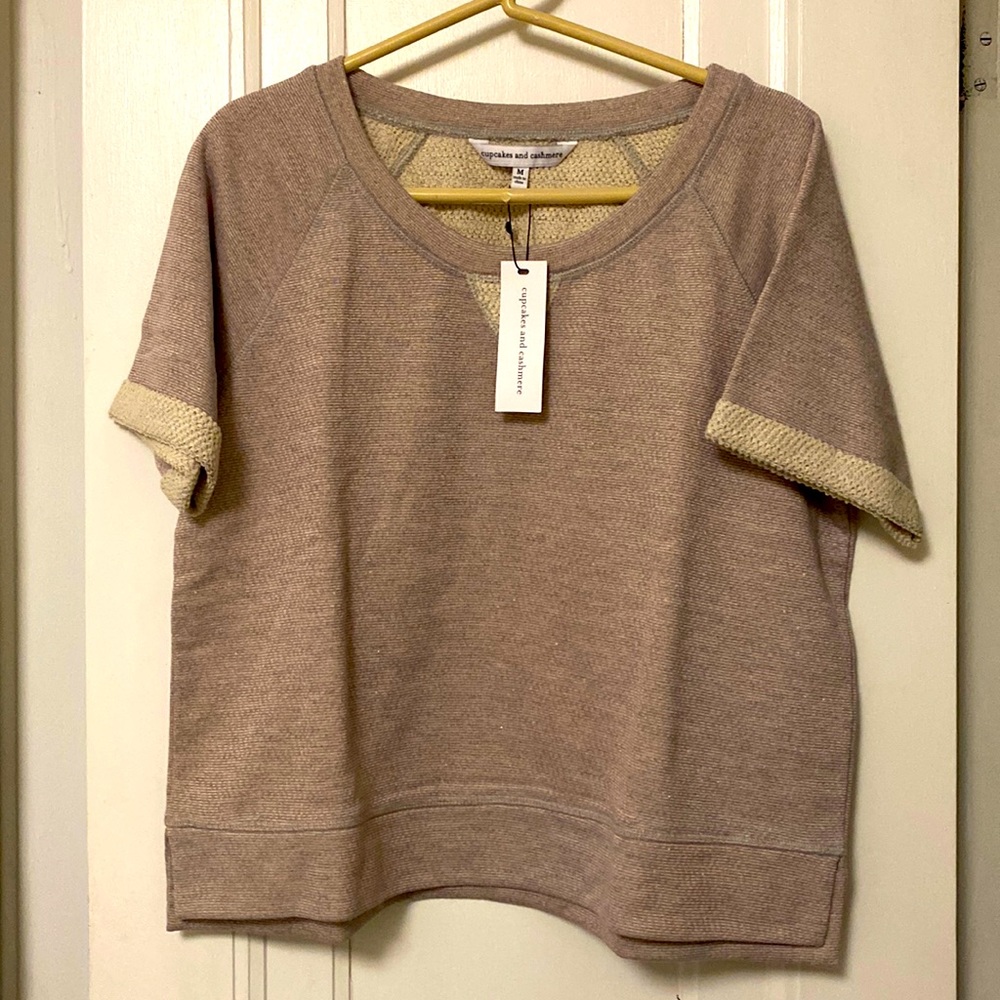 Short-sleeved sweatshirt with red shimmer